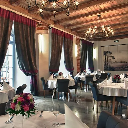 Centrum Konferencyjne Zamek אורחן *